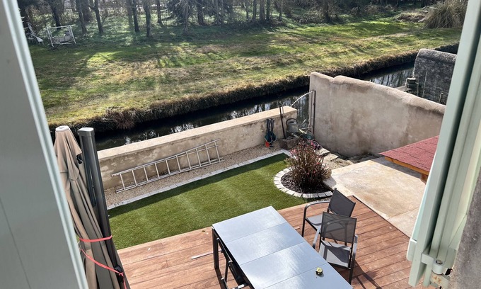 Ebreuil Casa | Maison Terrasse au Bord de L'eau