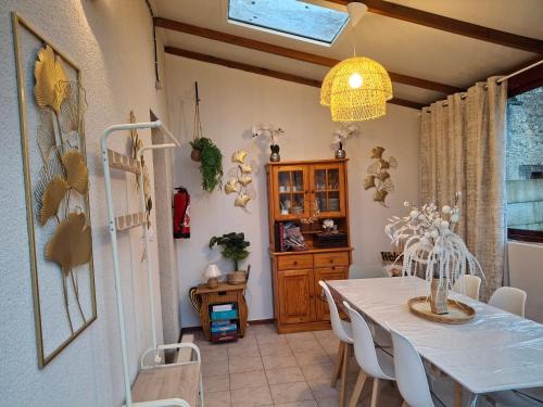 Saint-Cyran-du-Jambot Casa | maison village 4 chambres 30 minutes du zoo de beauval