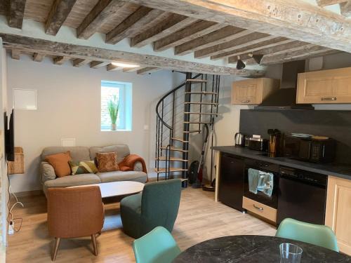 Luc-sur-Mer Casa | Maisonnette de charme avec option Piscine intérieure privée chauffée