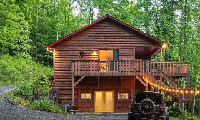 Gerton Casa | Majestic Cabin | Modern, Hot Tub, & Game Room