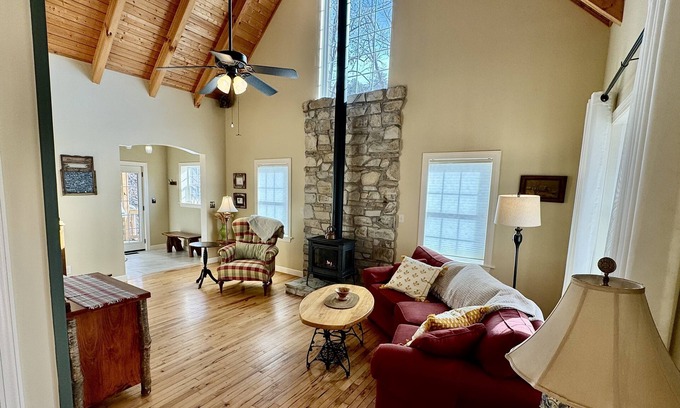 Leicester Casa | Majestic Creek Views | Romantic | Mountain Vibes | Unique | Private | Warm
