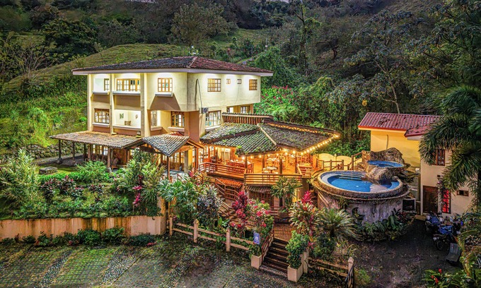 El Fosforo Complejo | Majestic Lodge 10-bedroom Resort in La Fortuna, Sleeps 33 AC, WiFi, fitness room
