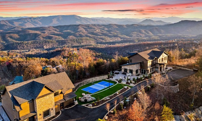 Gatlinburg - Pigeon Forge Casa | Majestic Paradise ~ Pickleball Court ~ Indoor Pool ~ Spectacular Views!