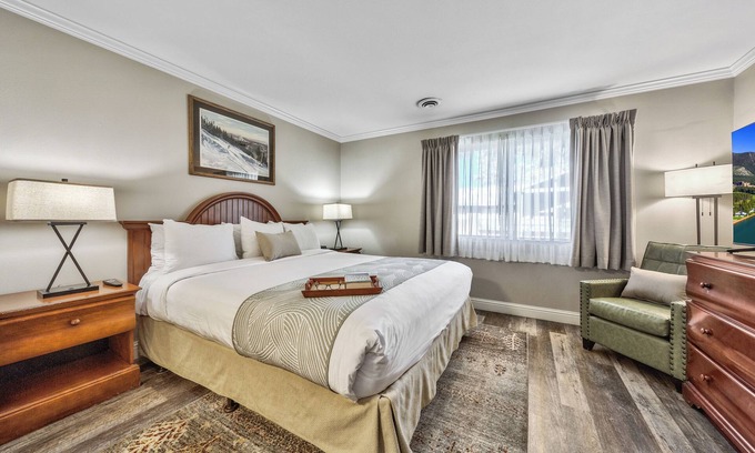 South Lake Tahoe Hotel | Majestic Views! 1BR Accommodation w/ Kitchen! Breakfast, Pets Allowed!