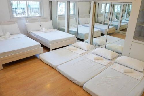 Guadalupe Nuevo Casa | Makati Altean Apartment (Delfin Room)