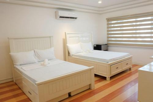 Guadalupe Nuevo Casa | Makati Altean Apartment (Leonora Room)