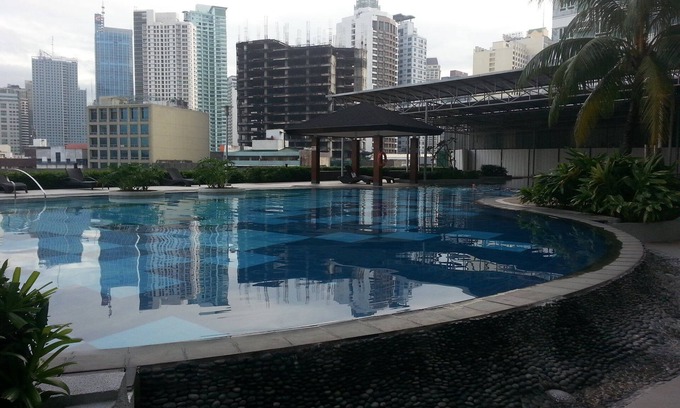 Legazpi Village Apartamento | Makati Luxury - Amazing Views - Food, Shops, Nightlife Steps Away