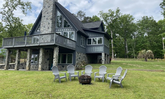 Leesville Chalet De Esquí | Make Memories at our Spacious 5 Bedroom Lake House right on Lake Murray!