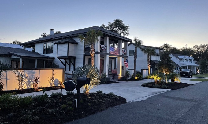 Demere Park Casa | Make Memories - hot tub, pool, beaches, putting green, fire pit…
