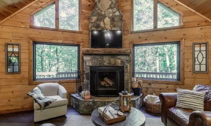 Sapphire Cabina | 'Make Your Mark' Cozy Sapphire Cabin with Hot Tub