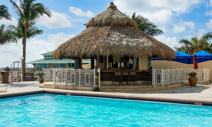 Sunny Isles Beach Complejo | Making The Best Memories Along The Way! 2 Convenient Units, Pool, Pets Allowed