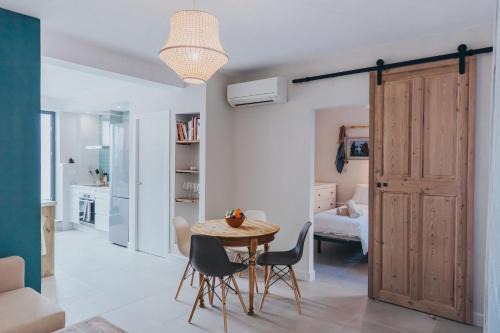 Las Acacias Casa | Malaga Beach House, 2 city bikes, 2 children's bikes, WiFi, BIG terrace, BBQ, Family, Childfriendly