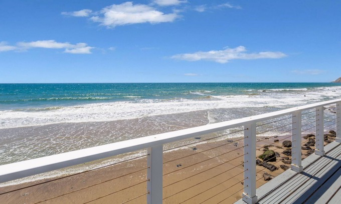 Malibu Casa | Malibu Beach Pad - Awesome Secluded Beachfront Home