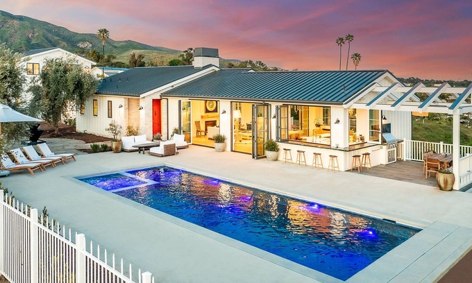 Western Malibu Casa | Malibu, California sits between the wonder of the Pacific Ocean and the Santa Monica Mountains