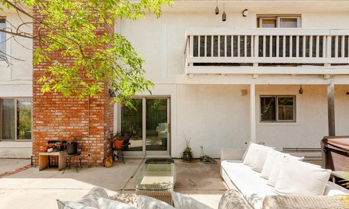 Central Malibu Casa | Malibu Ocean Villa with King Bed, Hot Tub, Beach, BBQ