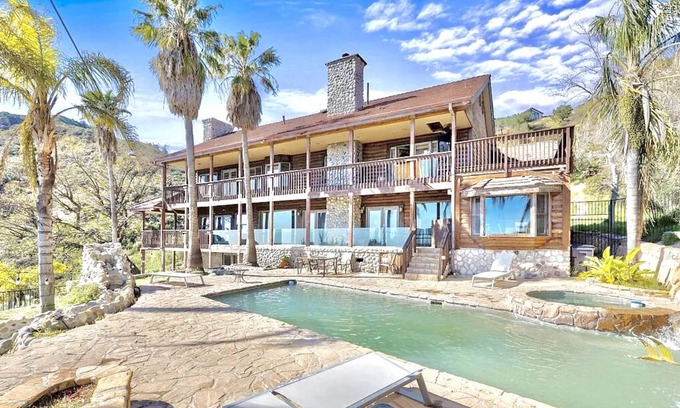Calabasas Complejo | Malibu Secluded Mountain Top Mega Mansion