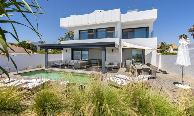 Urbanizacion Costabella Villa | Villa de playa "estilo Malibu" en Marbella *****
