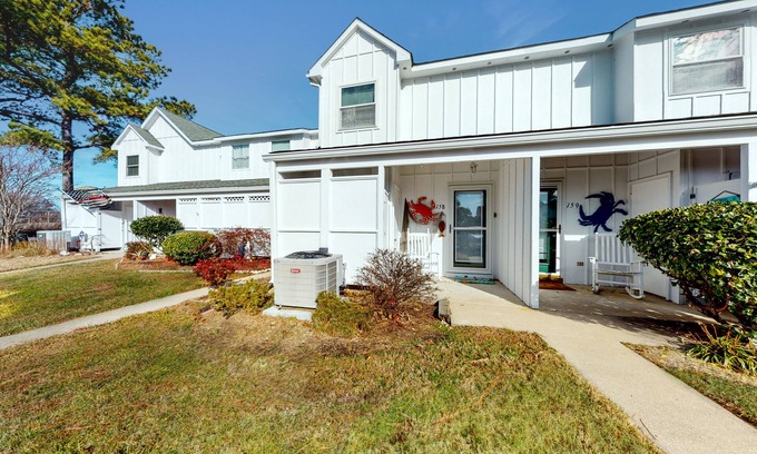 Selbyville Casa | Mallard Lakes Home Overlooking the Water w/Private W/D, Shared Pool, WiFi