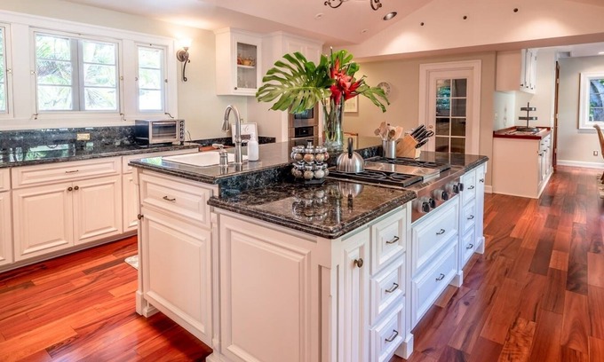 Diamond Head - Kapahulu - St. Louis Casa | Maluhia Estate - Surrounded by lush tropical gardens Minutes to Beaches& Waikiki