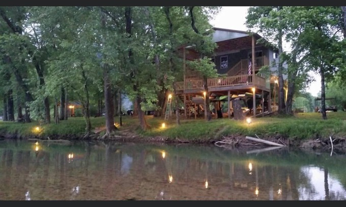 Olivehill Cabina | Mama Bears Cozy Creekside Cabin at Up The Creek