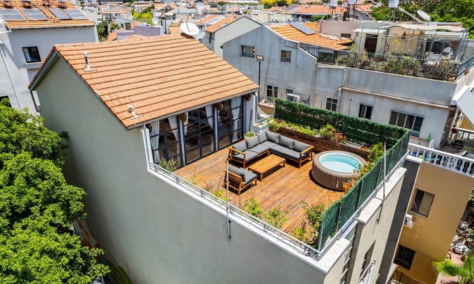 Neve Tzedek Apartamento | MAMAD, Penthouse & Jacuzzi in Neve Tzedek by FeelHome