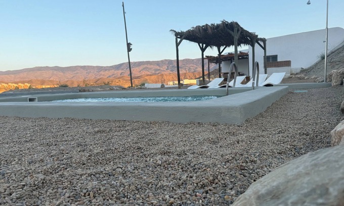 Tabernas Chalet De Esquí | MAMANGUEÑA CORTIJO PISCINA Y CUEVA. DESIERTO TABERNAS. RELAX. AVENTURA.CINE