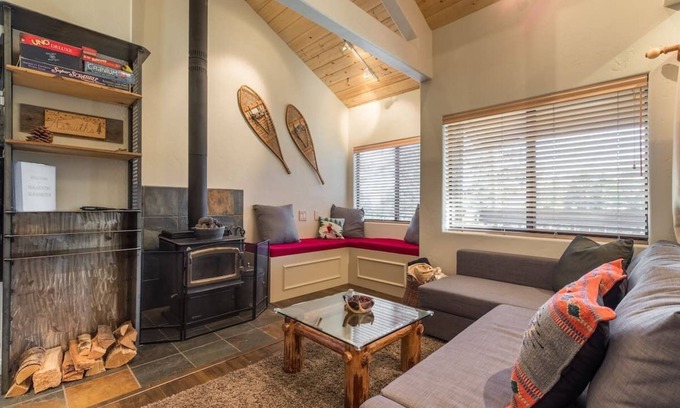 Majestic Pines Condominio | Mammoth Basecamp Views & Close to Village & Eagle A/C & Fireplace