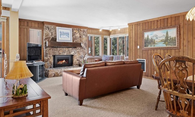 Mammoth Lakes Condominio | Mammoth Getaway, Short walk to the Village and steps to Canyon Lodge shuttle.