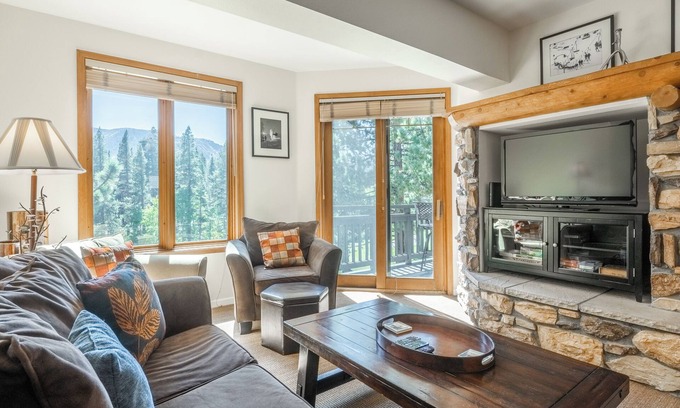 Mammoth Lakes Casa | Mammoth Green #210 - Nearly Ski-in Ski-Out 2 Bedroom 2 Bath, Sleeps 6 on Golf Course