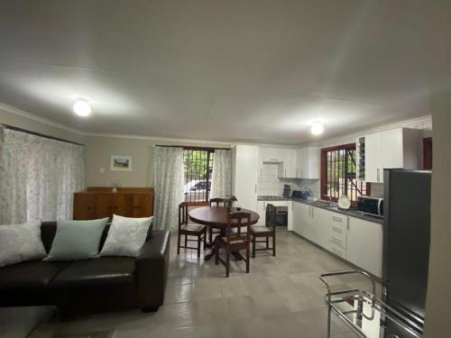 Greater Johannesburg Metropolitan Area Apartamento | Man and Dog Log Cabin