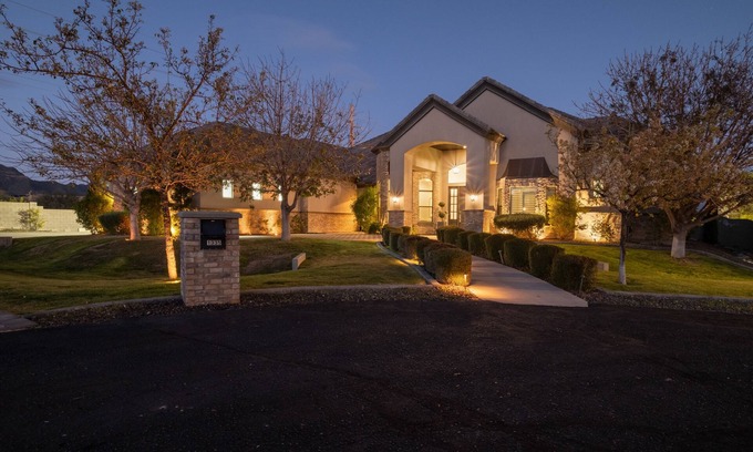 East Mesa Casa | Experience Stress-Free Living in Mesa's Custom Retreat