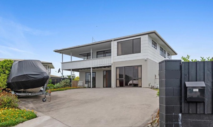 One Tree Point Casa | Manaia View - One Tree Point Holiday Home