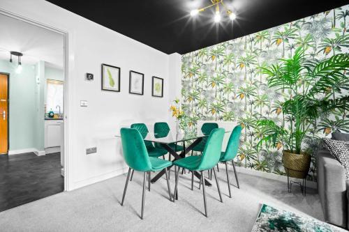 Salford Casa | Manchester 2 Bed House with Garden - Sleeps 9 - Salford - FREE PARKING - 3 Double Beds, 1 Single - FREE NETFLIX & FREE WIFI - 6 min to City Centre, Close to Trafford Centre, Etihad Stadium, Manchester Arena, Clubs & more