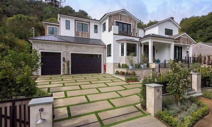 Brentwood Otro | Mandeville Canyon - Exquisite Contemporary Farmhouse with Pool & Spa