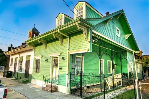 Saint Roch Casa | Mandeville Creole Cottage upper and lower