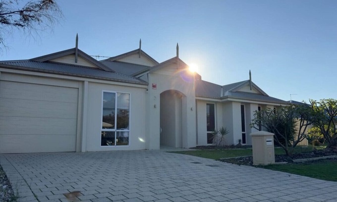 Dudley Park Casa | Mandurah Four Bedroom Guesthouse
