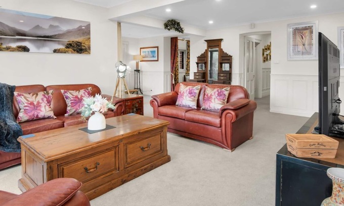 Launceston CBD Casa | Manee's On Elphin 3BR fully self-contained apartment