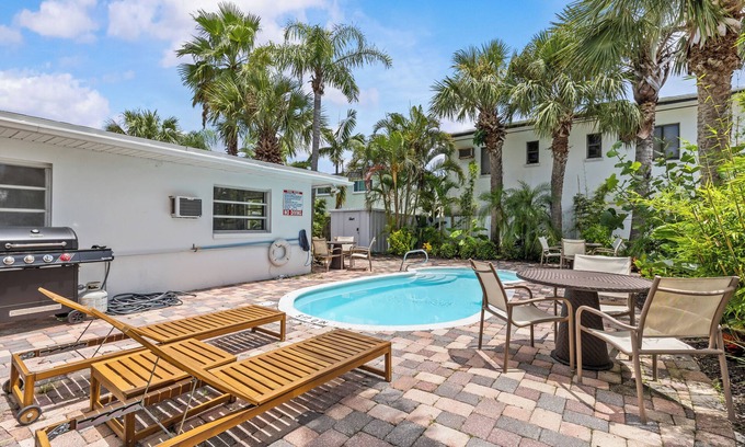 Bay Esplanade Cabaña | MANGO TANGO COTTAGE heated pool 2-minute walk to beach and attractions.
