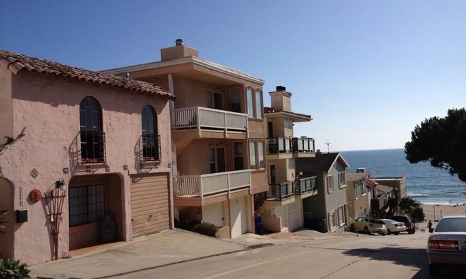 El Porto Casa | Manhattan Beach Duplex with Ocean Views | 1 block to beach