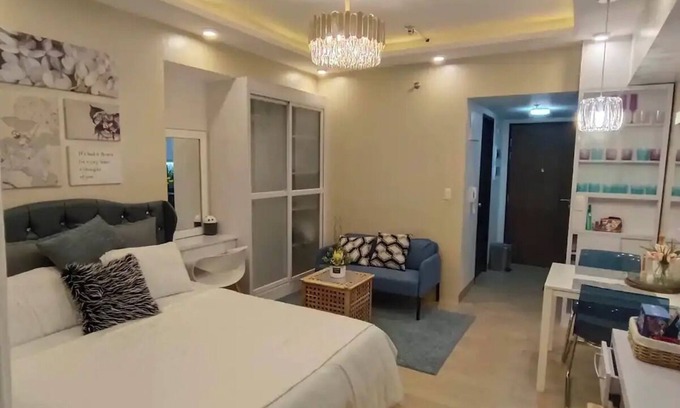 Socorro Apartamento | Manhattan plaza 2 araneta cubao with Balcony karaoke, netflix, washing machine