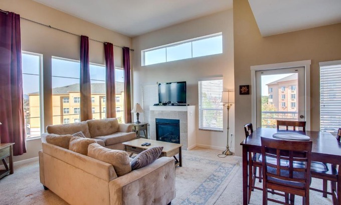 Bridgeton Apartamento | Manifest Upscale Spacious 2BD/2BA Apartment w/ balcony, fireplace
