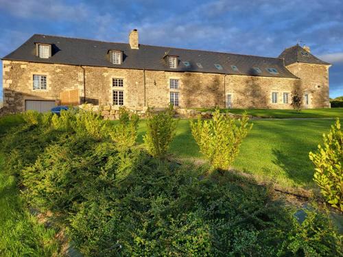 Taden Cama Y Desayuno | Manoir de La Garaye - Suite Parentale