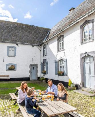 Gouvy Casa | Manoir de Sterpigny, château-ferme 17ème siècle gîte la Tour