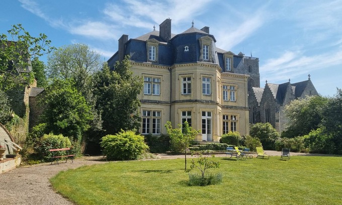 Lamballe Casa | Manor / Large family home, 7 bedrooms, 6 double beds, 5 single beds
