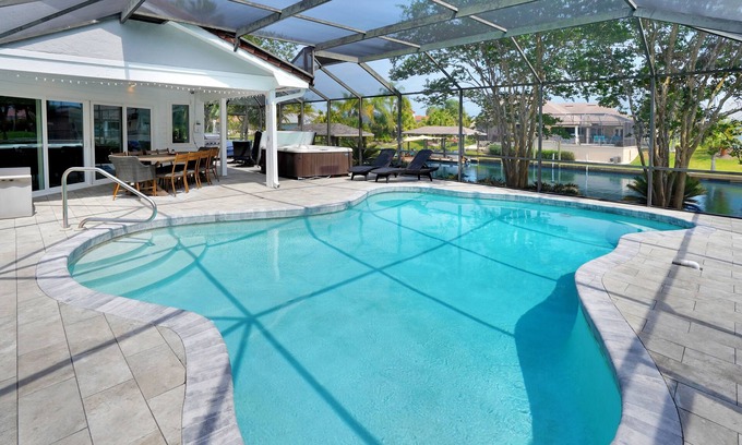 Palm Harbor Casa | Manor on the Canal/Luxury Oasis/Pool-Hot Tub-Dock