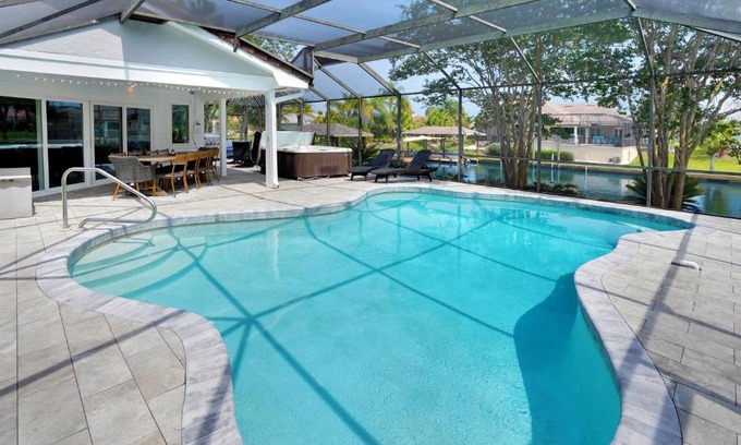 Palm Harbor Casa | Manor on the Canal