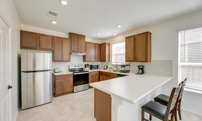 Manor Casa | Manor Vacation Rental with Yard 17 Mi to Austin!