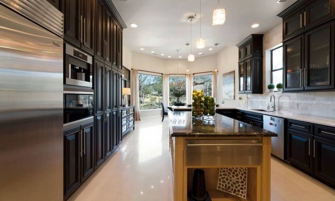 Duncanville Casa | Mansion + Guesthouse! Uncommon Grounds Dallas! Pool, Pickleball, Basketball!