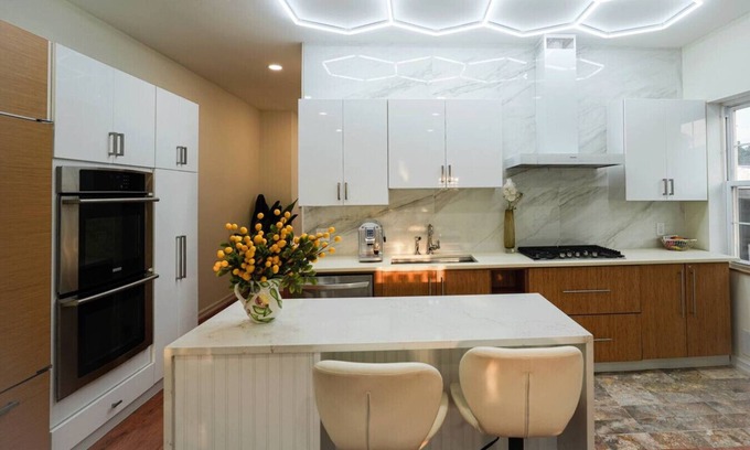 West New York Condominio | Mansion Retreat -15 min to NYC w/ Balcony views