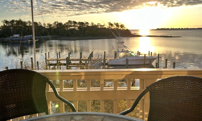 Manteo Condominio | Condominio frente al mar en el distrito histórico con vistas al puerto de Manteo!